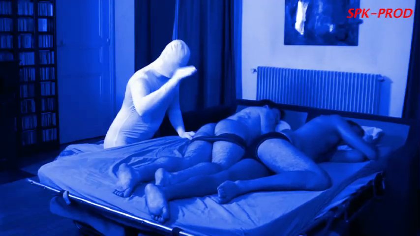 UN FANTOME FESSEUR